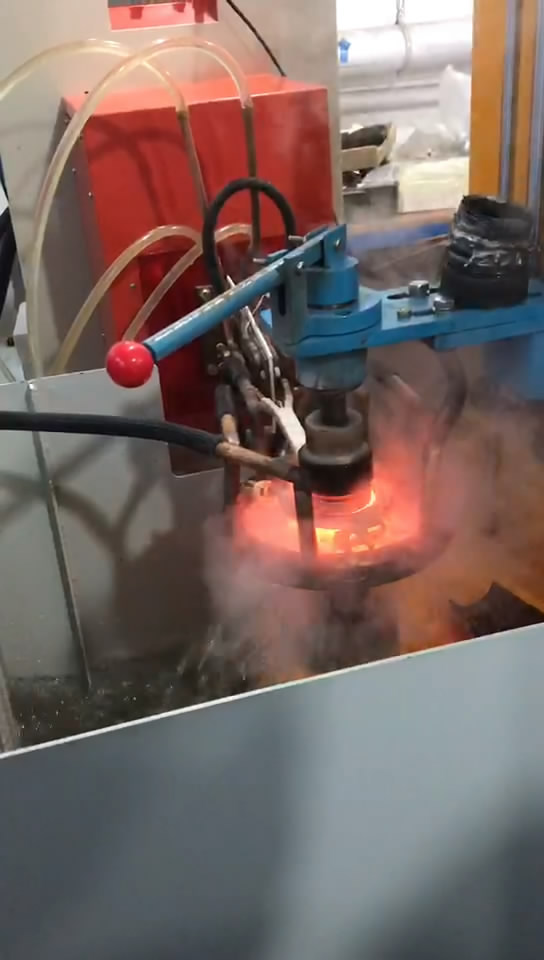 超高頻淬火機(jī)床自動(dòng)化軸淬火視頻案例 