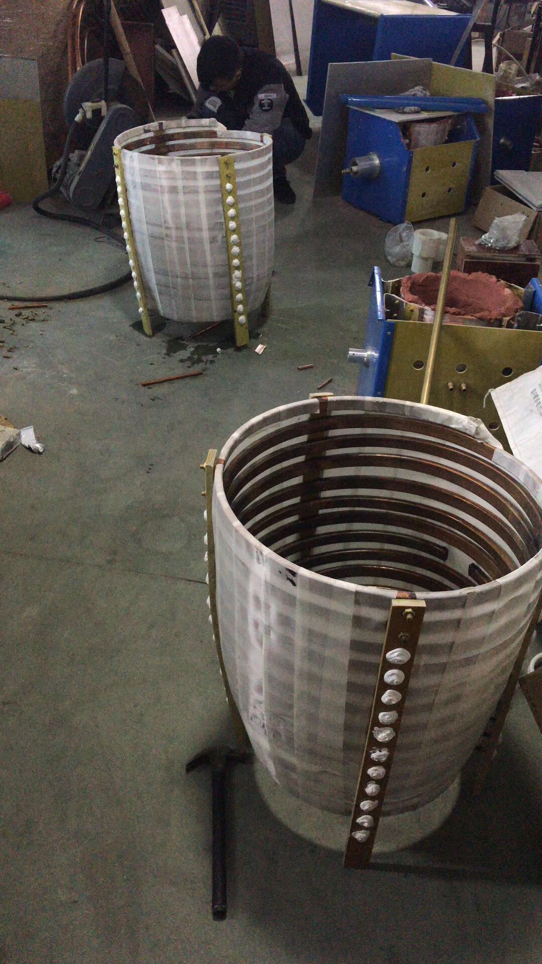 廢銅熔煉爐工藝 生產(chǎn)車(chē)間技工李師傅給廢銅熔煉爐脫胎換骨(圖1)