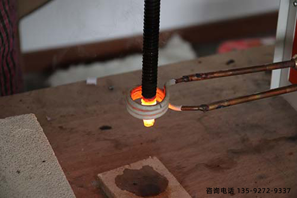 高頻淬火機(jī)廠家對(duì)汽車鋼板彈簧的熱處理 