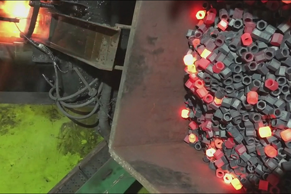 由鋼棒到螺母半成品生產(chǎn)過程，中頻鍛造爐在其中起到至關(guān)作用