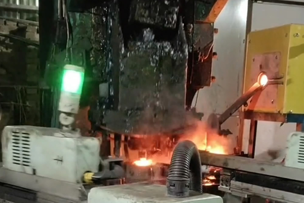 棒料中頻鍛造爐，機械手臂自動送料