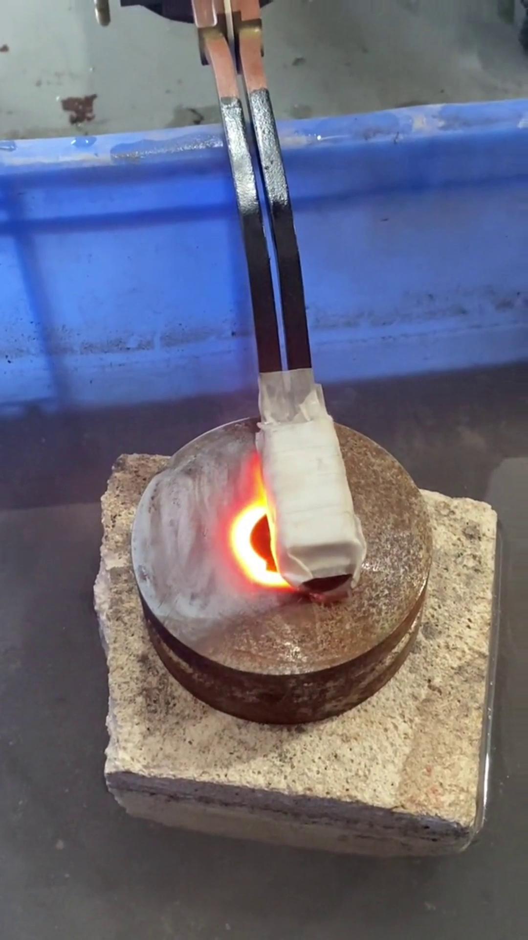 手持式高頻機 高頻感應加熱設備 10米軟鏈接電纜 適合復雜場合和環(huán)境下進行加熱淬火退火熱處理工藝