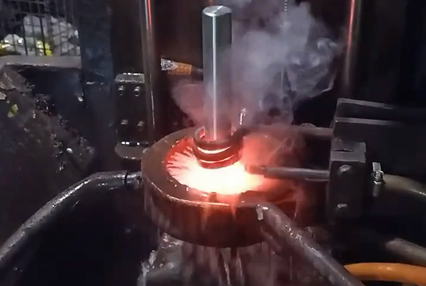 銷軸高頻淬火熱處理是一種通過(guò)高頻感應(yīng)加熱的方式對(duì)銷軸進(jìn)行淬火處理的工藝