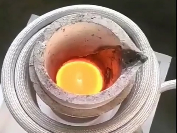 貴金屬熔煉爐，它是一種采用中頻感應(yīng)加熱設(shè)備的環(huán)保熔煉爐(圖1)