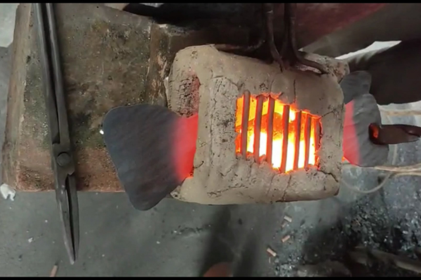 高頻淬火技術(shù)在刀具刃口處理中得到了廣泛的應(yīng)用(圖1) 高頻淬火技術(shù)在刀具刃口處理中得到了廣泛的應(yīng)用(圖1)