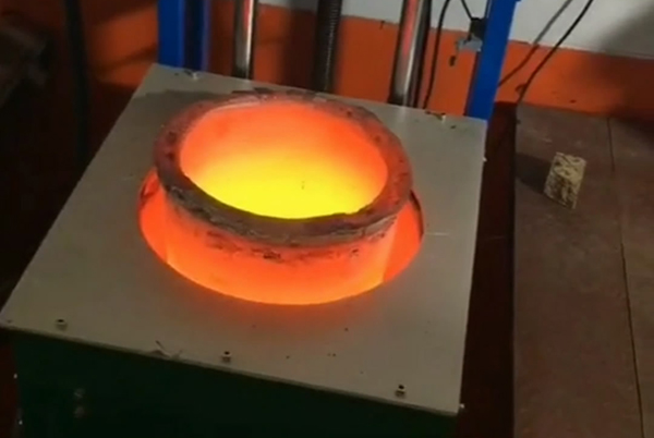 熔鋁爐和中頻熔煉爐的性能也將不斷提升，為鋁合金生產(chǎn)行業(yè)帶來更多的可能性