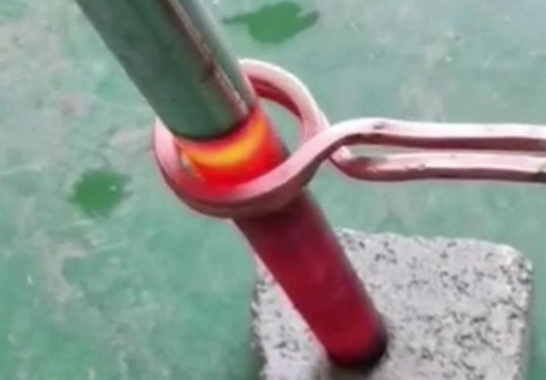 高頻加熱機(jī)以其高效、節(jié)能、環(huán)保的特性，在金屬加工和制造領(lǐng)域有廣泛應(yīng)用(圖1)