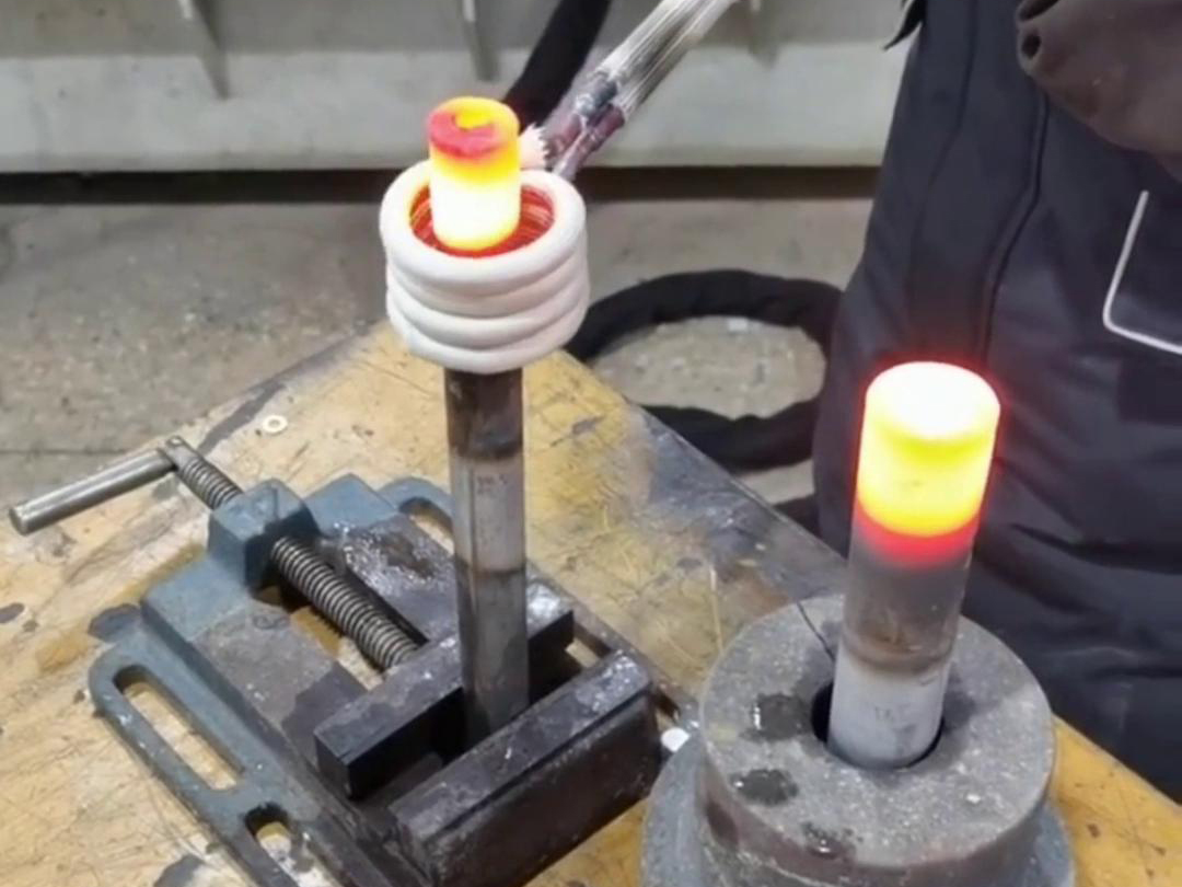 高頻加熱機(jī)以其高效、節(jié)能、環(huán)保的特性，在金屬加工和制造領(lǐng)域有廣泛應(yīng)用