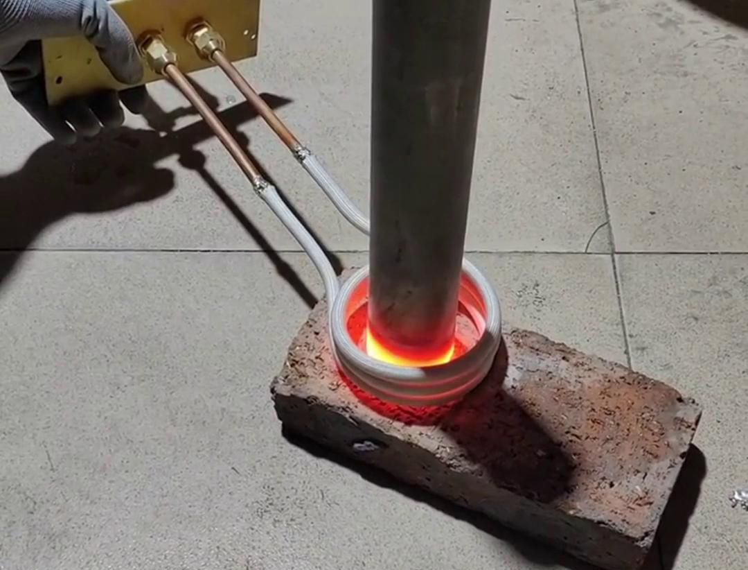 高頻加熱機(jī)配合軟連接加熱工件，高效靈活，適用于復(fù)雜形狀工件(圖1)