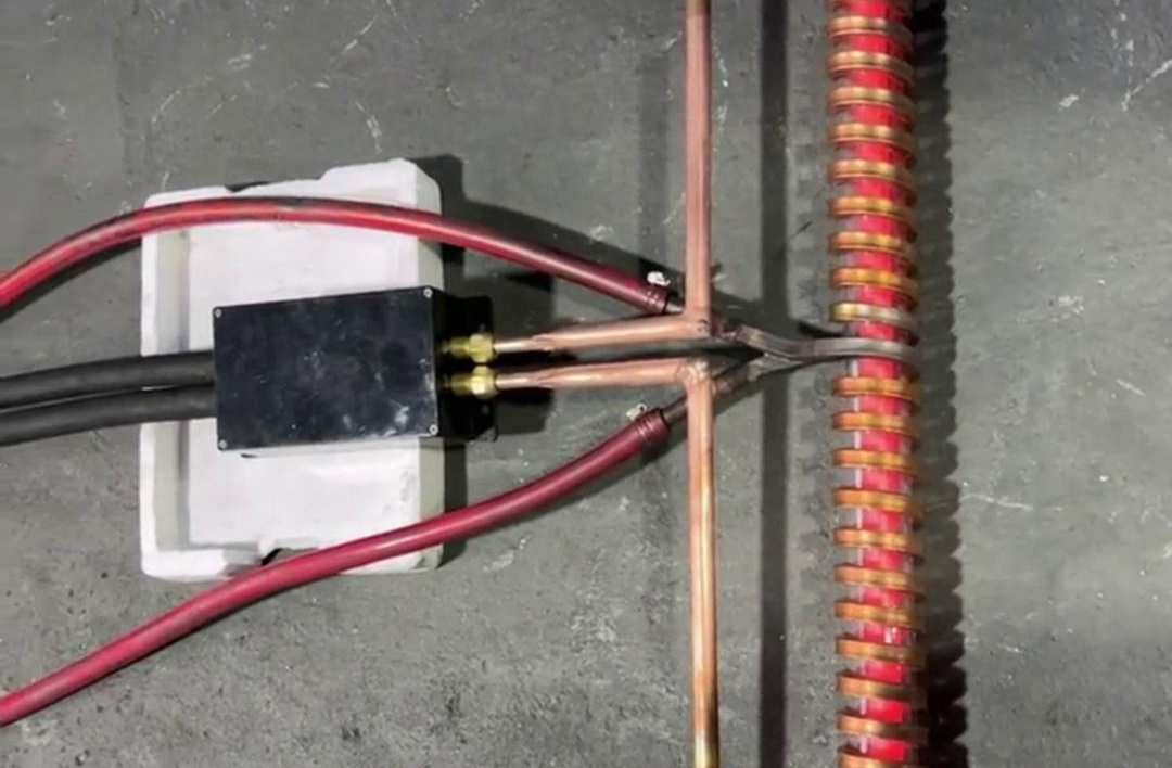 高頻加熱機(jī)配合軟連接加熱工件，高效靈活，適用于復(fù)雜形狀工件