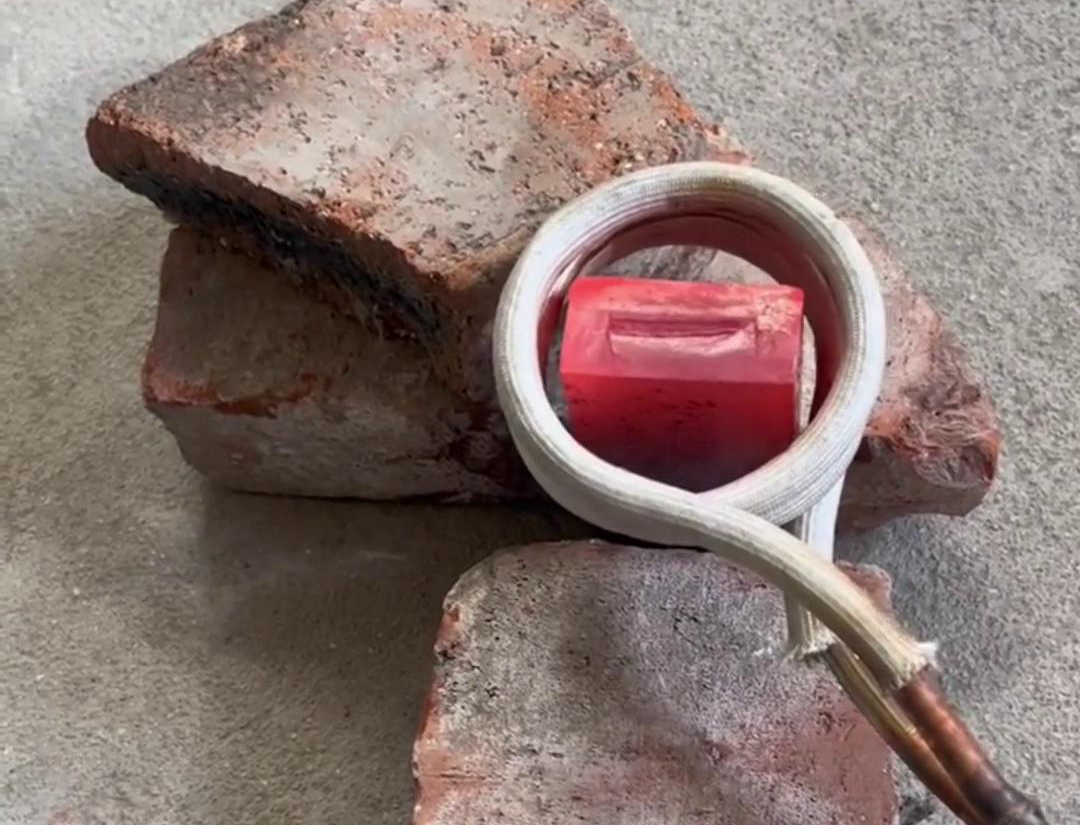 高頻感應(yīng)加熱機(jī)，對(duì)人體無法加熱 只會(huì)對(duì)金屬進(jìn)行加熱