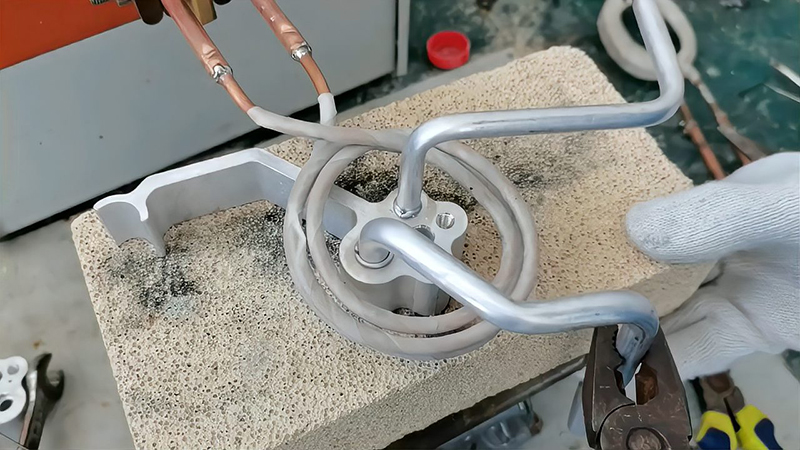 鋁件和鋁件高頻焊接具有焊接速度快、焊縫美觀、生產效率高等優(yōu)點