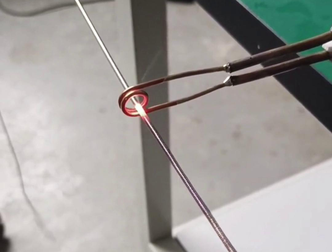 超高頻加熱機(jī)對(duì)6毫米厚的不銹鋼，在1秒內(nèi)加熱到1000度是一個(gè)相當(dāng)高的要求