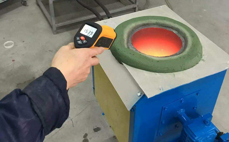 手搖傾倒式中頻熔煉爐手搖傾倒式中頻熔煉爐適用于多種金屬材料的熔煉，如鋼鐵、銅、鋁、鋅等