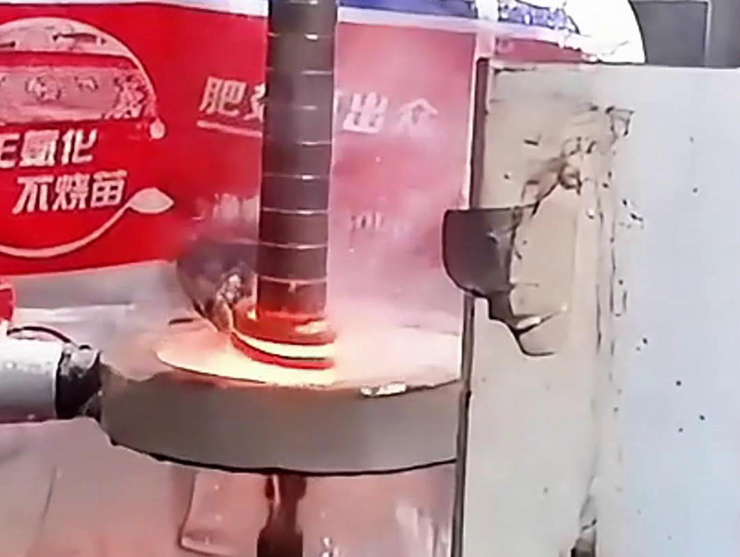 自動(dòng)化軸類高頻淬火機(jī)床是一種用于軸類零件表面淬火處理的設(shè)備