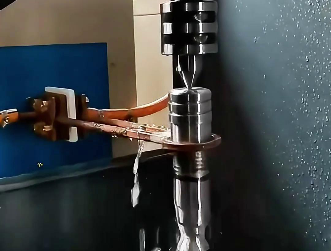 高頻淬火機(jī)床通過(guò)感應(yīng)加熱方式快速將軸的表面加熱至奧氏體化溫度