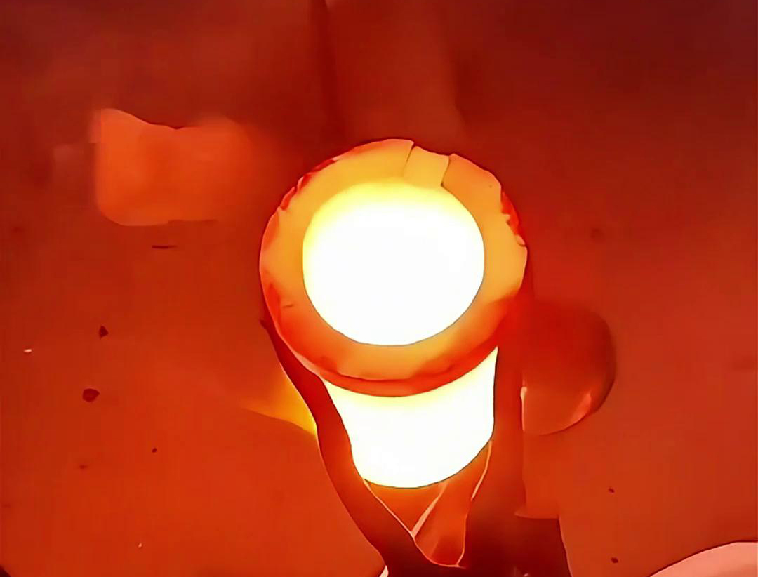 客戶親自上門(mén)體驗(yàn)小型高頻熔煉爐的熔煉效果時(shí)