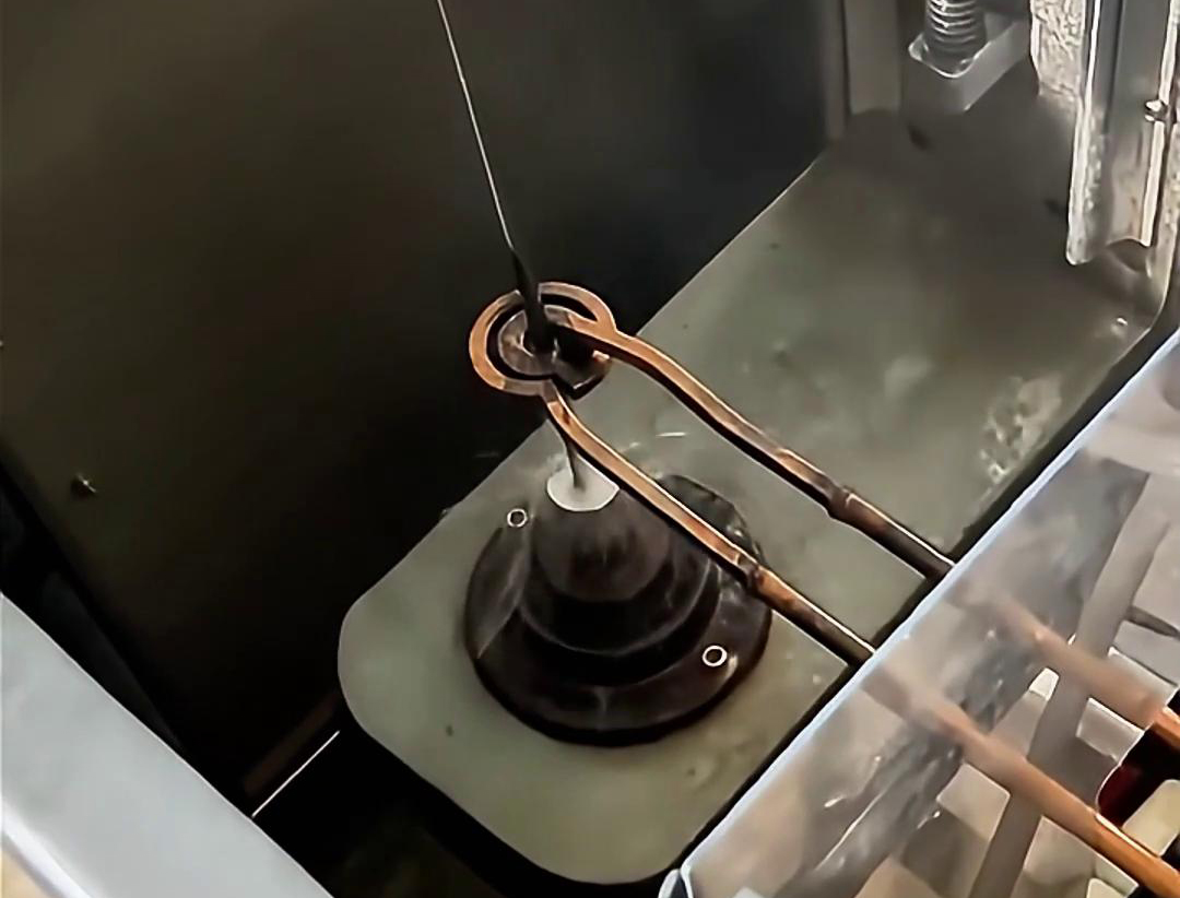 高頻淬火機(jī)床是一種專門用于金屬工件表面淬火處理的設(shè)備