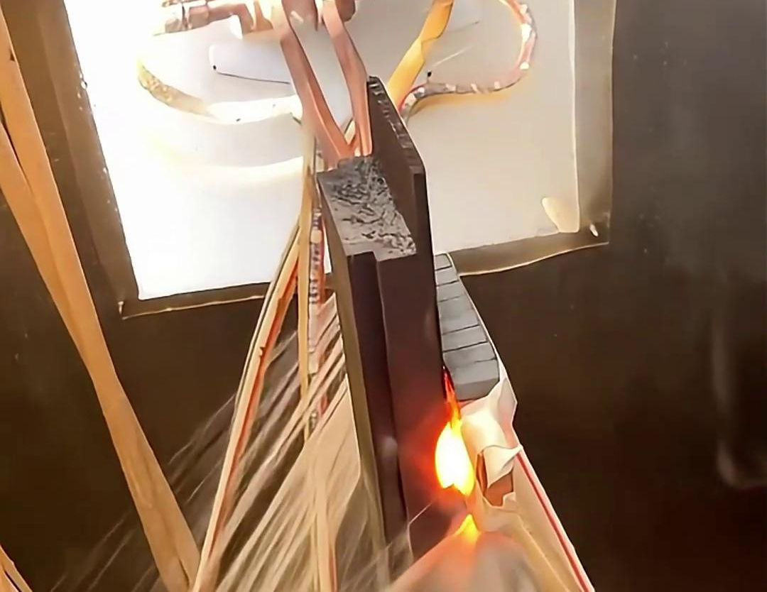 自動(dòng)化平面高頻淬火廣泛適用于平面工件的大批量熱處理需求