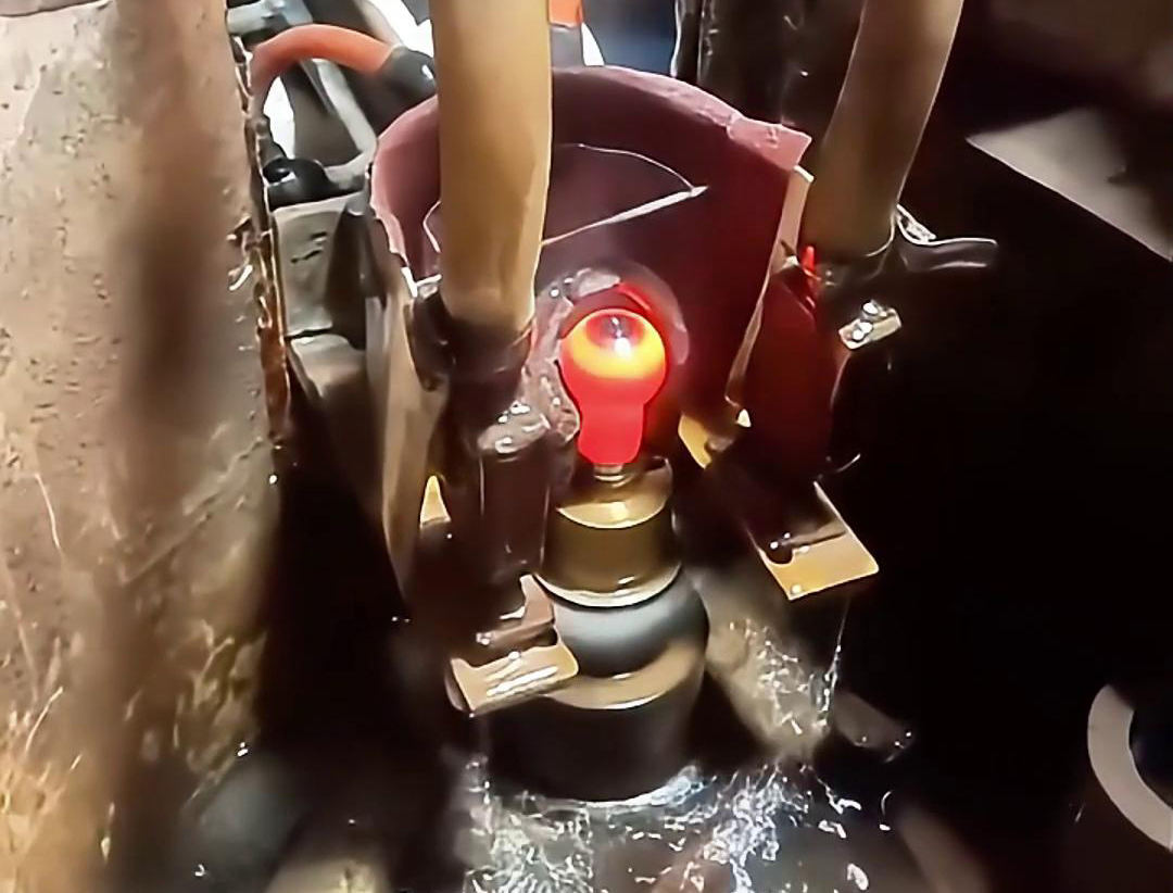 球頭主銷淬火和絲桿軸高頻淬火提高這兩類部件的表面硬度、耐磨性和疲勞強(qiáng)度(圖1)