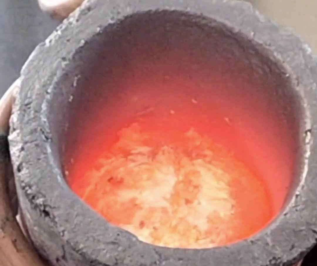 根據(jù)客戶特定的熔煉需求、生產(chǎn)規(guī)模、場(chǎng)地條件等因素，專門設(shè)計(jì)和制造的中頻感應(yīng)熔鋁爐(圖3)