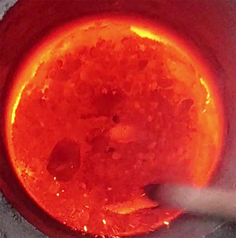 小型鐵渣中頻熔煉爐，采用IGBT節(jié)能電源模塊，比傳統(tǒng)電爐電烤箱節(jié)能