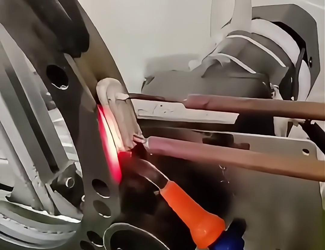 高頻淬火設(shè)備，環(huán)形導(dǎo)軌內(nèi)外槽淬火，提高設(shè)備使用壽命