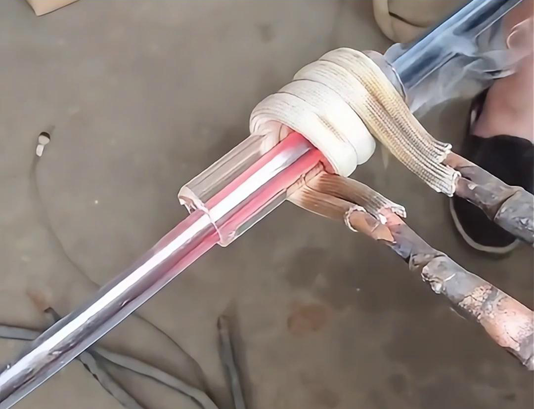 不銹鋼薄片淬火超高頻淬火機(jī)，根據(jù)客戶的需求來調(diào)整淬火深沉度和淬火速度