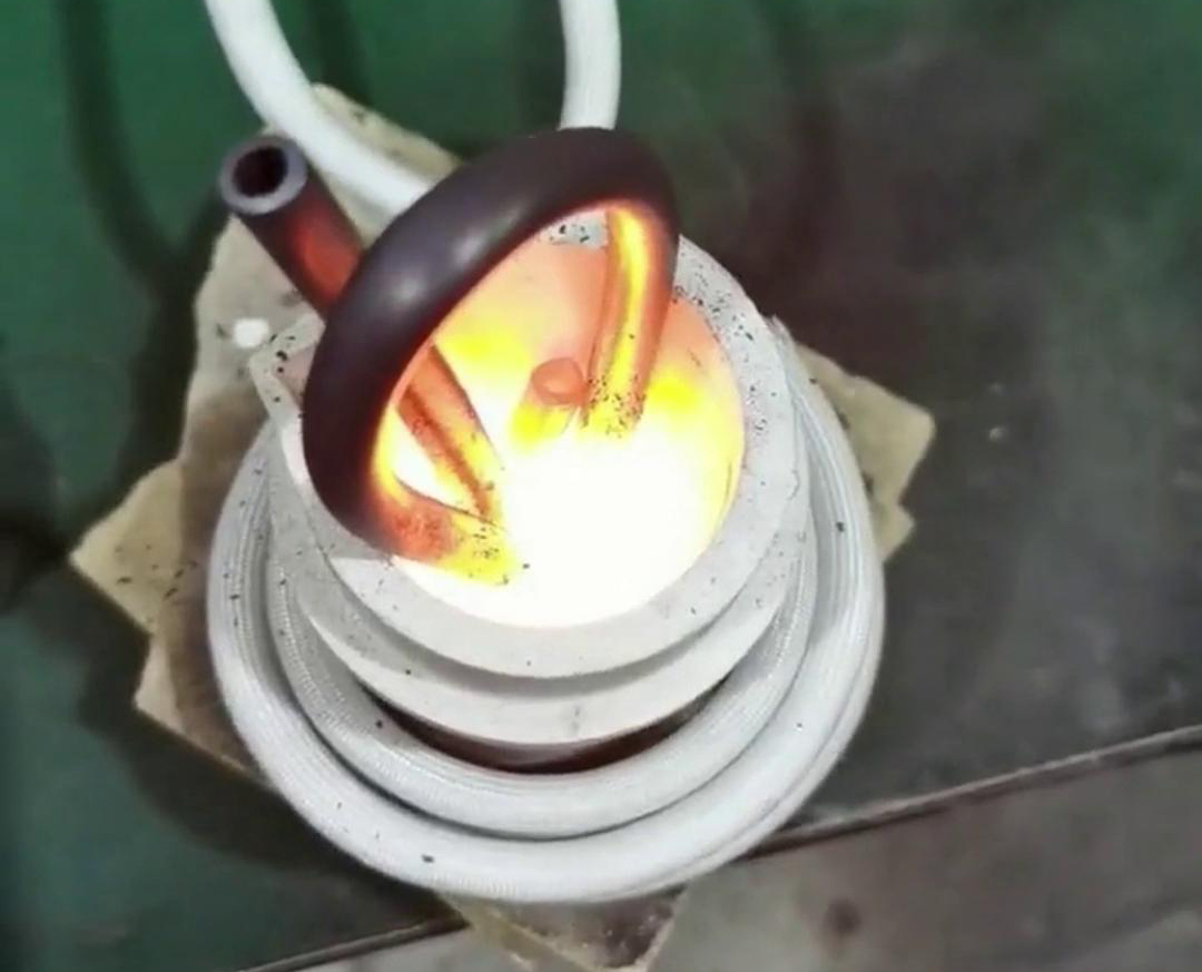 小型高頻熔煉爐以其高效、精確、環(huán)保的特性成為諸多領(lǐng)域進行金屬熔煉的優(yōu)選設(shè)備