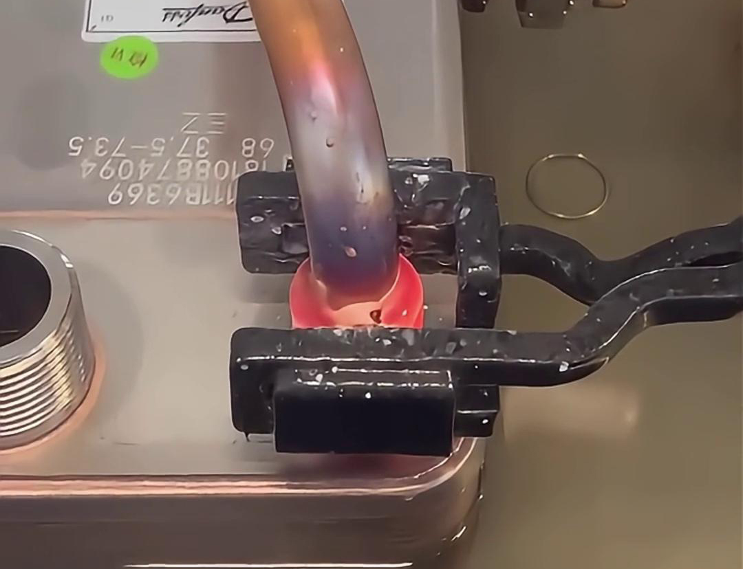 手持式高頻焊機，它在散熱器銅鋁焊接領(lǐng)域表現(xiàn)出色