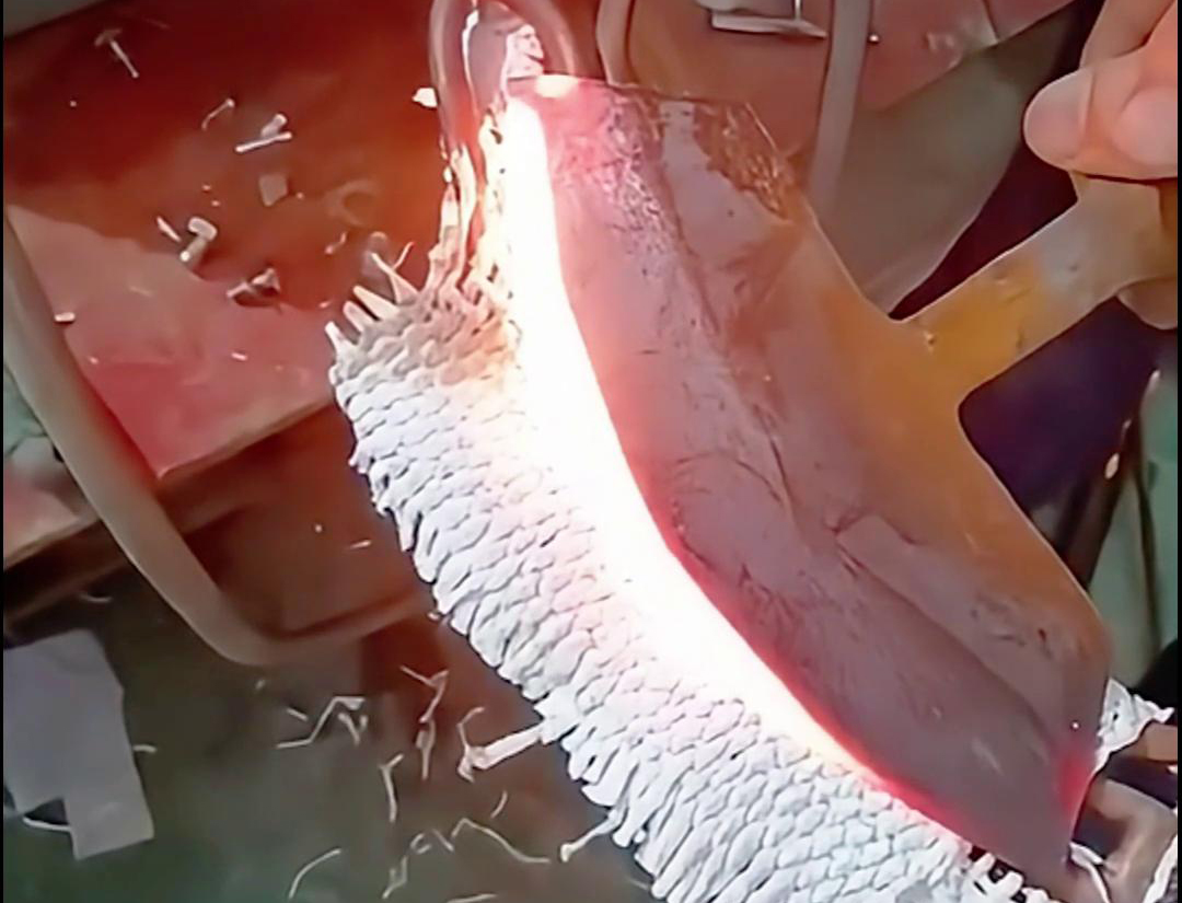 高頻淬火機(jī)為五金刀具、機(jī)械農(nóng)具等金屬制品的淬火熱處理提供了理想的解決方案