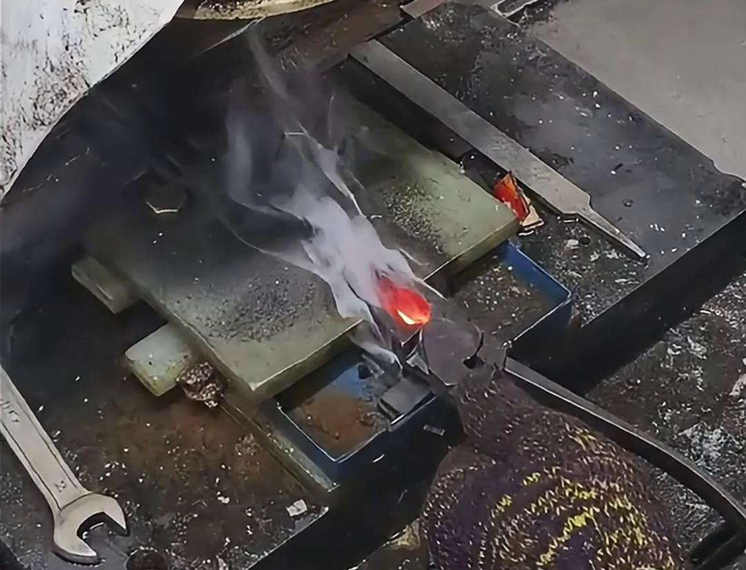 老虎鉗口淬火就是使用高頻淬火機快速加熱，并在短時間內(nèi)將其冷卻