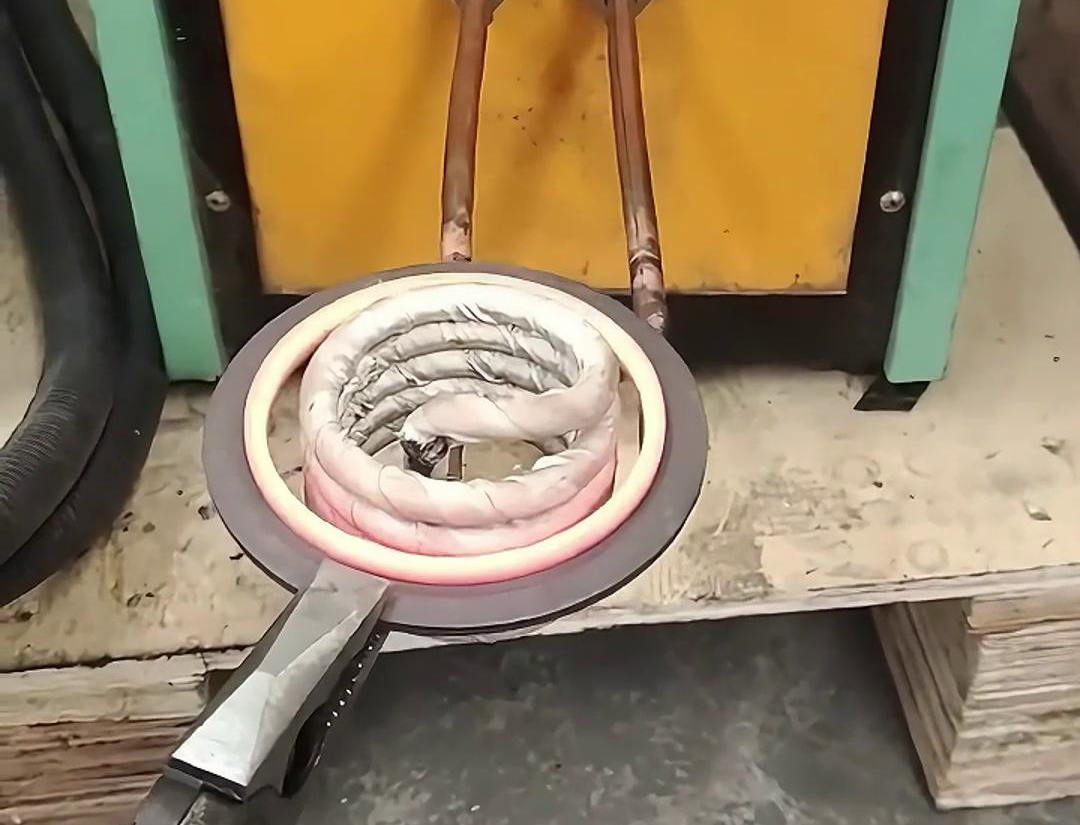 內(nèi)孔加熱，就用高頻加熱機，因為它只要220V電壓