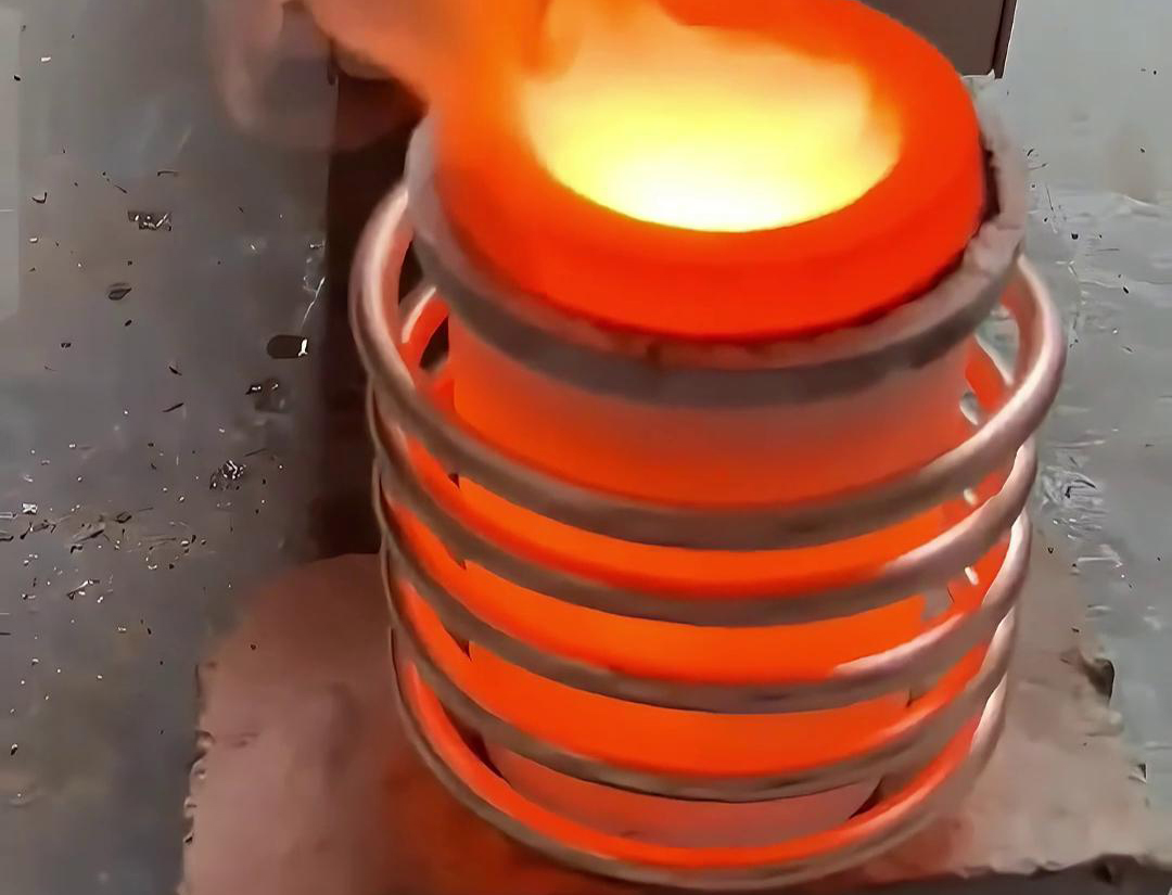 小型高頻熔煉爐是一種專門設(shè)計用于熔化金屬的設(shè)備