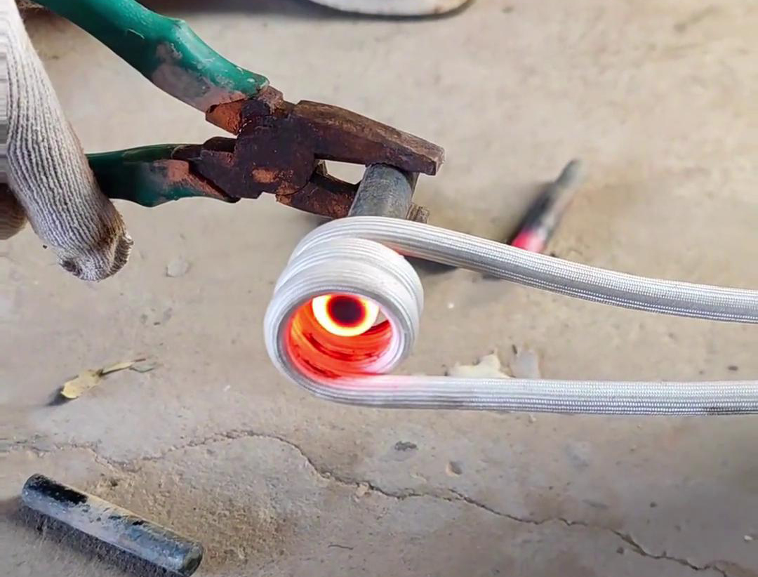 小型高頻感應加熱設(shè)備用于棒料加熱熱鍛鍛打熱處理