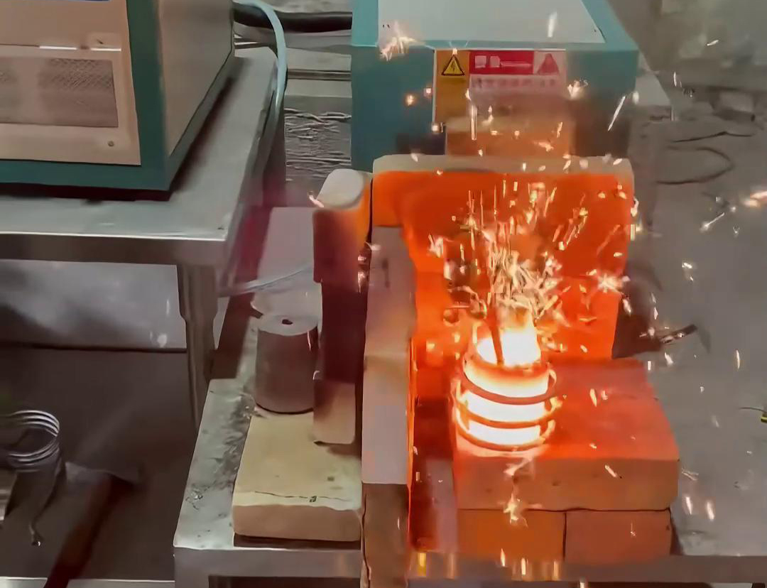 小型高頻熔煉爐可以熔煉多種金屬和合金，如金銀銅鐵鋁錫等