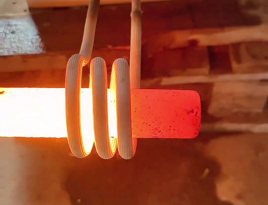 用小型高頻加熱爐對棒料進(jìn)行加熱，然后進(jìn)行鍛打