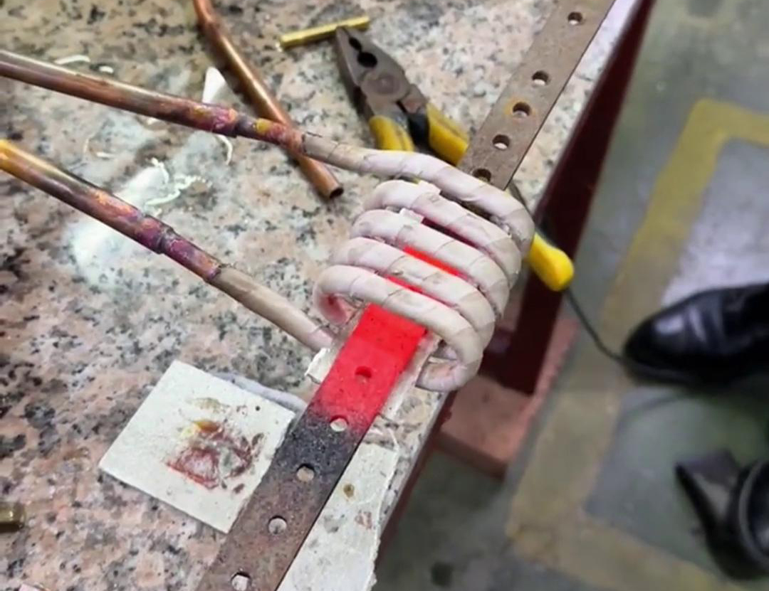 高頻加熱機在鋼棒折彎過程中能夠快速加熱鋼棒實現退火處理(圖3)