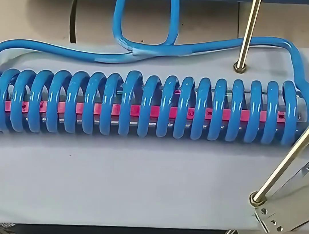 高頻加熱機在鋼棒折彎過程中能夠快速加熱鋼棒實現退火處理(圖2)