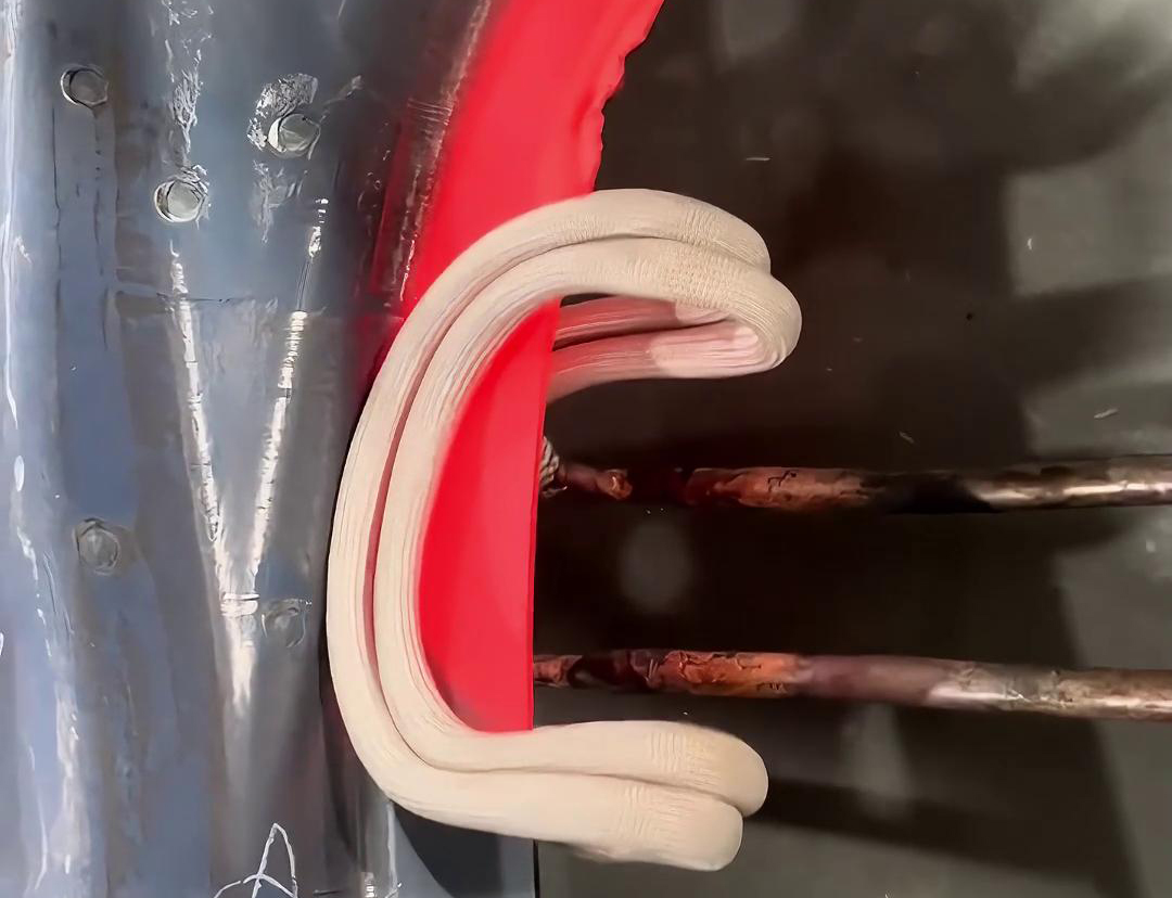 高頻感應(yīng)加熱設(shè)備用開口感應(yīng)加熱線圈可以針對工件進(jìn)行局部加熱