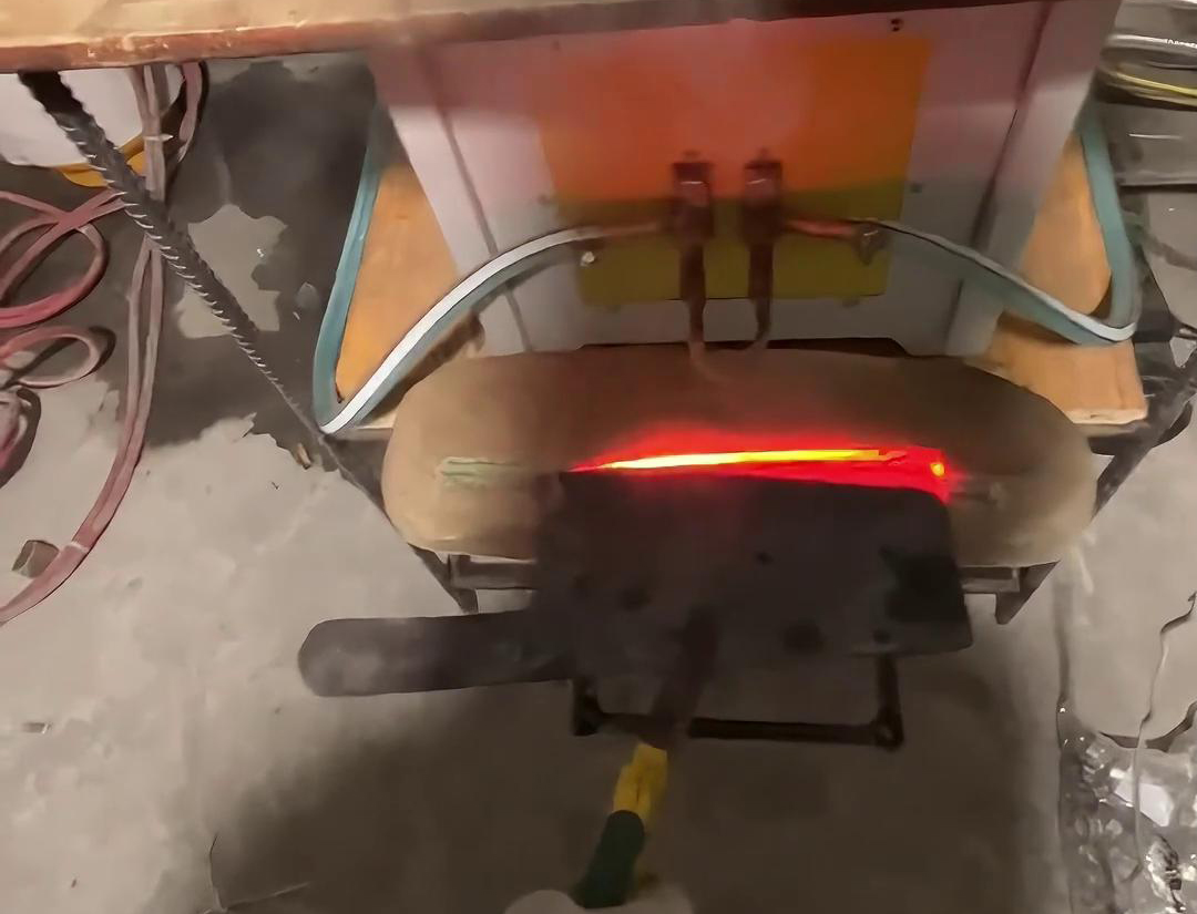 菜刀刃口用超音頻淬火設(shè)備淬火，你知道為什么只淬火一點(diǎn)點(diǎn)嗎？