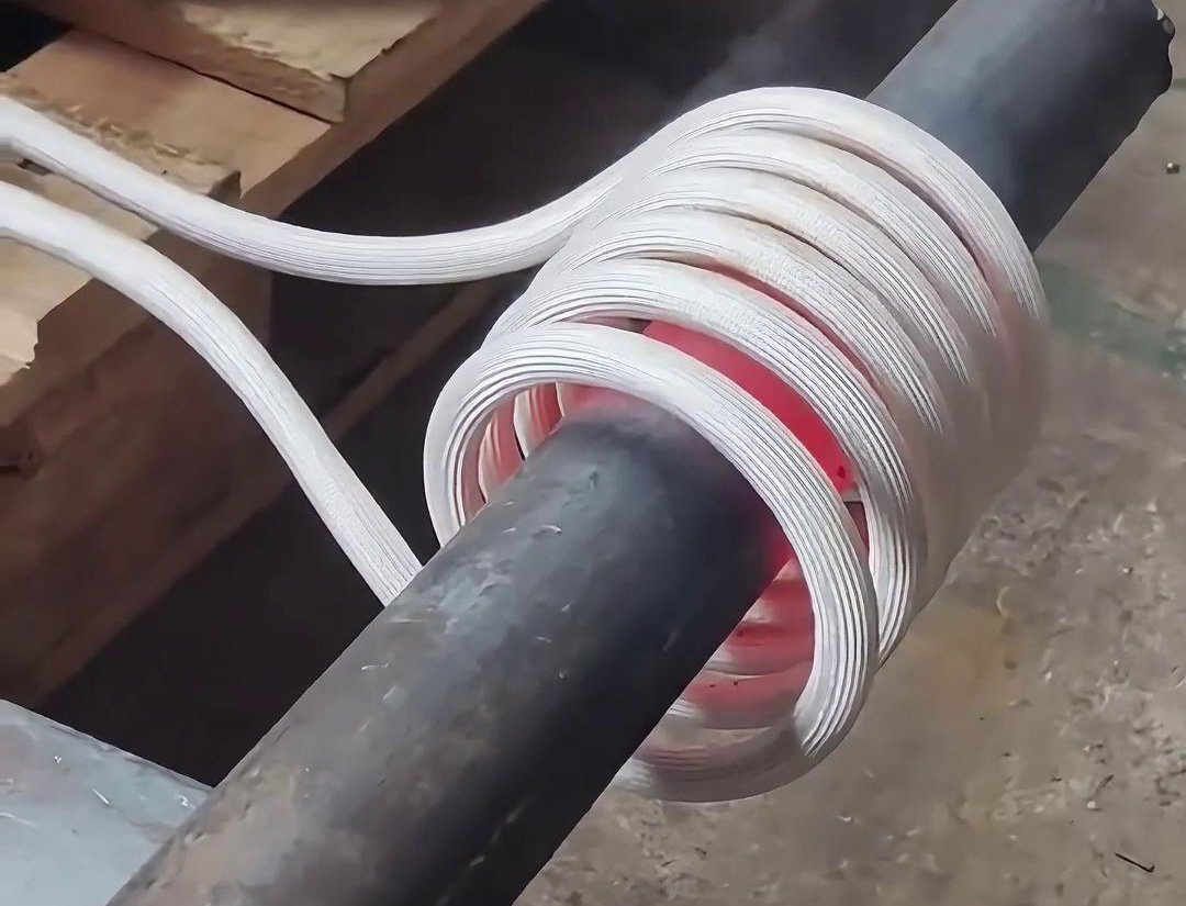 30KW高頻感應(yīng)加熱設(shè)備，局部加熱直徑65mm的鐵棒折彎