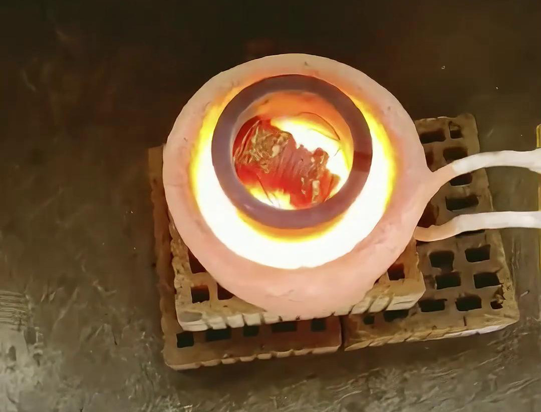 小型中頻熔煉爐是一種高效、靈活且精確的熔煉設(shè)備