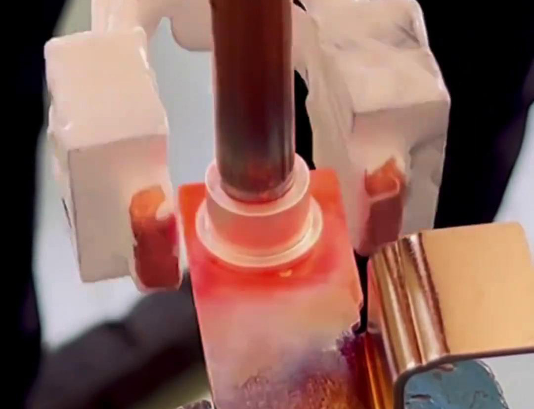 手持式高頻機(jī)在焊銅方面展現(xiàn)出了高效、精準(zhǔn)和靈活的特點