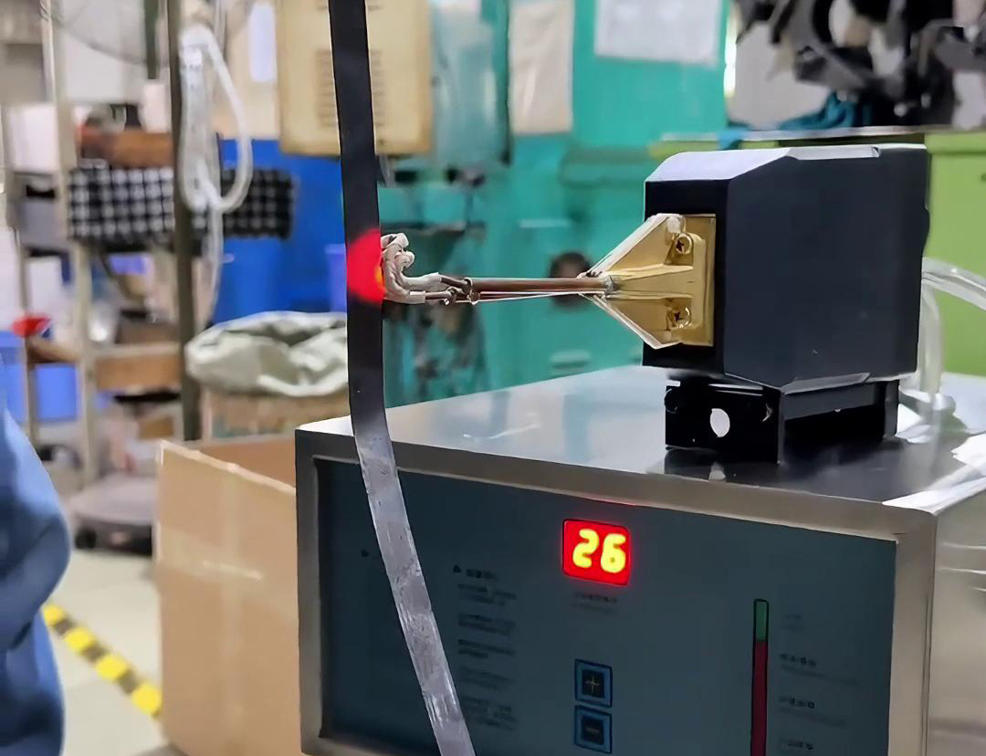 超高頻退火設(shè)備對(duì)12x5mm的不銹鋼條進(jìn)行1000度的退火