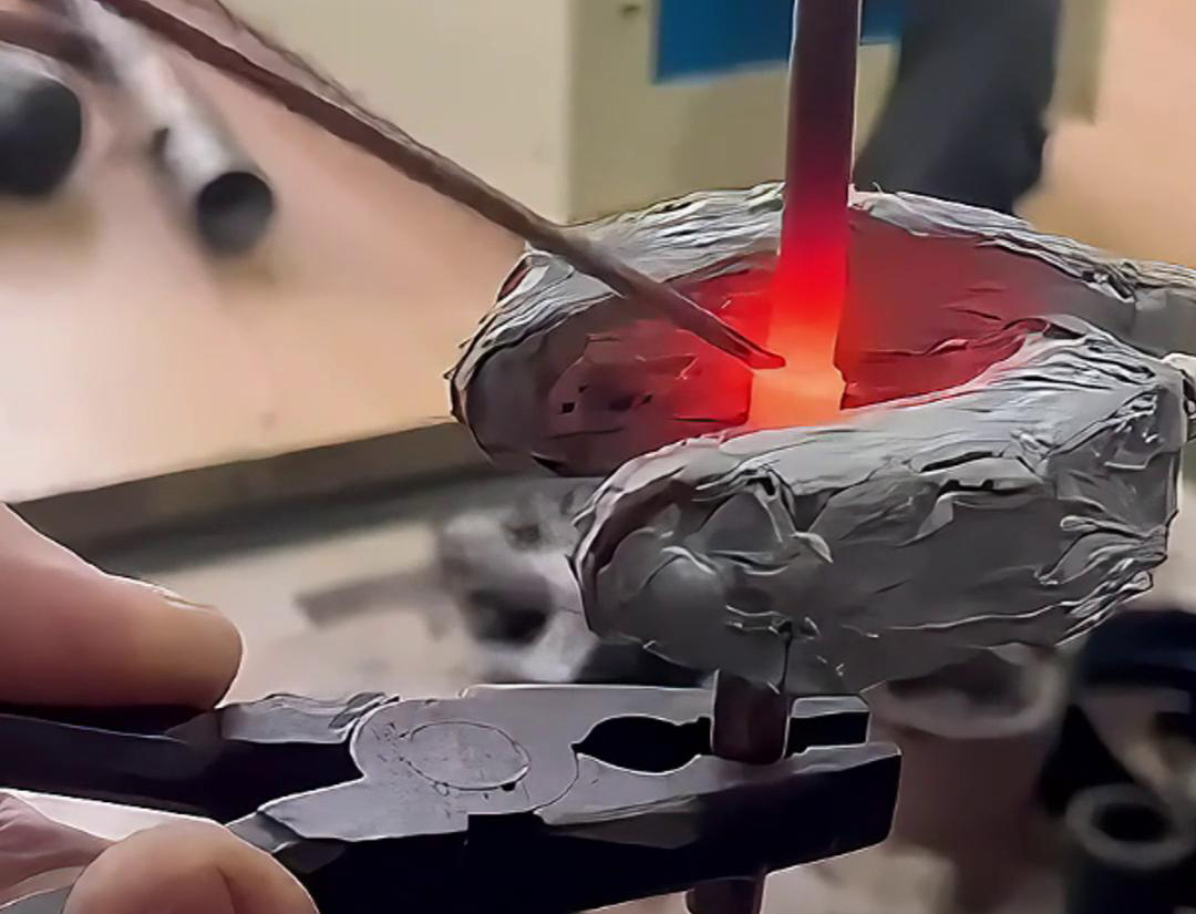 25KW手持式高頻機(jī)在焊接銅管方面展現(xiàn)出高效、精準(zhǔn)和靈活的特點