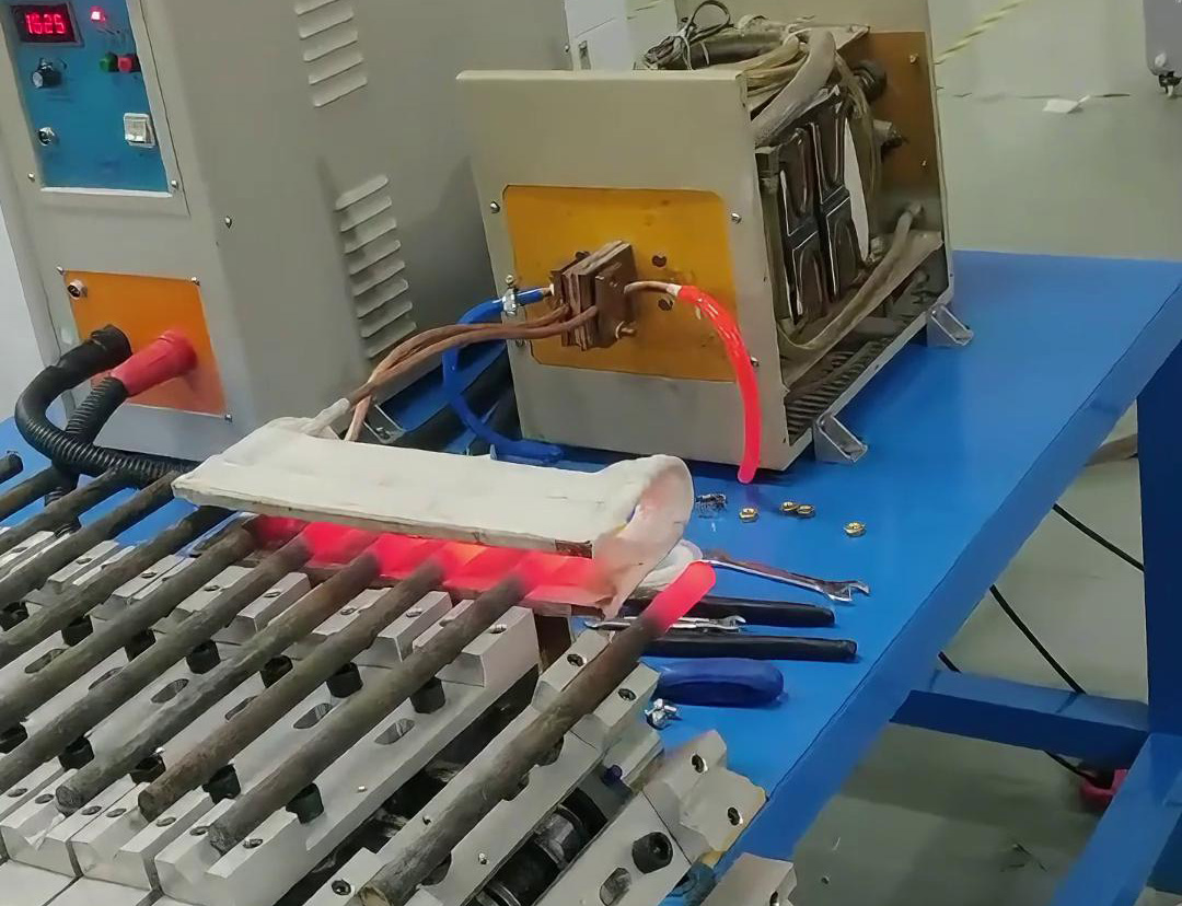 感應加熱設備在同時加熱多根棒料方面表現出色(圖2)