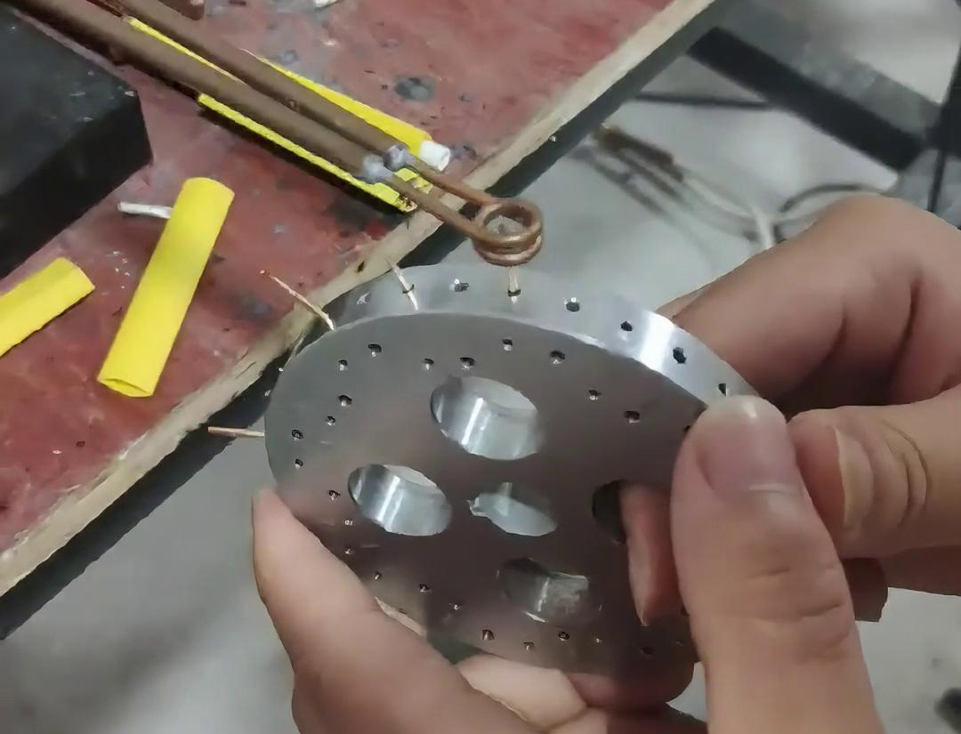 ?一款功能強大的超高頻釬焊機，專為焊接尺寸特別小的工件而設(shè)計