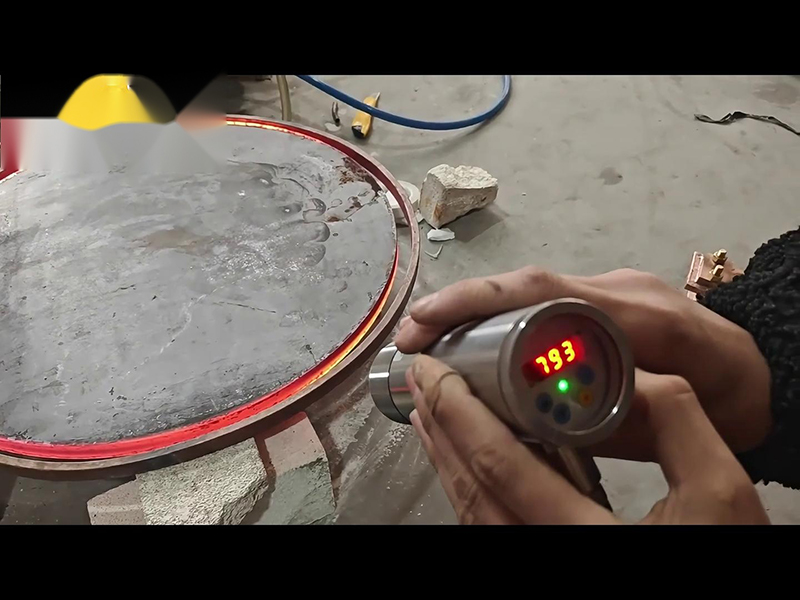 160KW超音頻感應(yīng)加熱設(shè)備完全有能力將直徑700mm、厚度20mm的圓形鋼餅加熱到900度