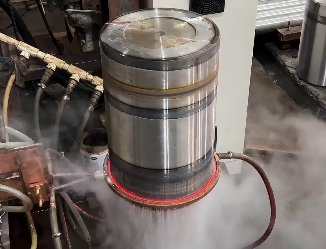 軸高頻淬火熱處理是一種高效的金屬熱處理方法，主要用于提高軸類零件的表面硬度和耐磨性